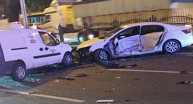 Bir aracın içinde polislerin olduğu araca çarpması sonucu bir polis hayatını kaybetti 5 kişi yaralandı