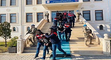 Mardin'in Artuklu ilçesinde Kürdistan vatandaşı 5 kişiyi öldüren zanlılar, mahkemeye çıkarıldı