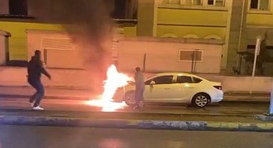 Park halindeki araç alev aldı