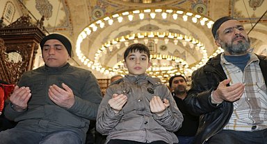 Regaib Kandili'nde eller duaya açıldı