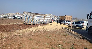 Şanlıurfa'da mısır yüklü kamyonun freni patladı