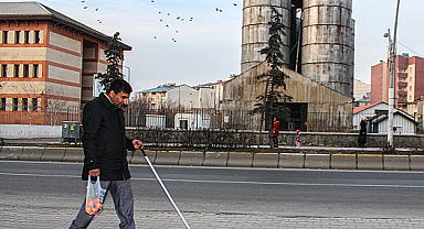 Yaşadığı karanlıktan umutları ile ışıldamaya gayret ediyor