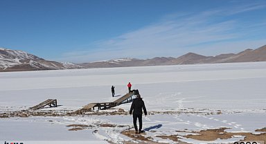 Yüzeyi tamamen buz tutan Balık Gölü, ziyaretçilerini cezbediyor 