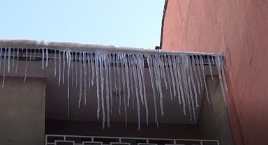  Ağrı'da Saçaklarda oluşan kar ve buz kütleleri tehlike saçıyor    