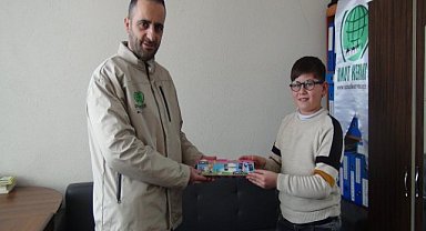 Akıllı saat için biriktirdiği parayı depremzedelere yollayan Muhammed'e akıllı saat hediye edildi 