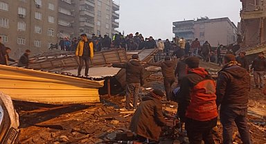 Diyarbakır'da 6 bina yıkıldı, 6 kişi hayatını kaybetti