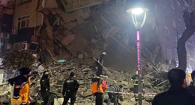 Şanlıurfa Valisi Ayhan: İlk belirlemelere göre 18 bina yıkıldı 10 kişi hayatını kaybetti