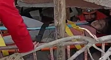 UMKE ekibi 8 yaşındaki iki çocuğu enkazdan sağ çıkardı