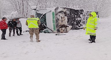 Yolunda yolcu otobüsü devrildi: 13 yaralı