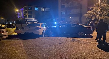 7 yaralının meydana geldiği trafik kazasında iki araç çarpıştı