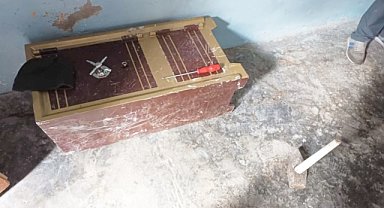 Ağır hasarlı binadan çelik kasa çalan 5 kişi tutuklandı