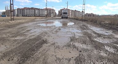 Ağrı'da bozuk yollarından şikâyetçi olan vatandaşlar yetkililerden hizmet bekliyor