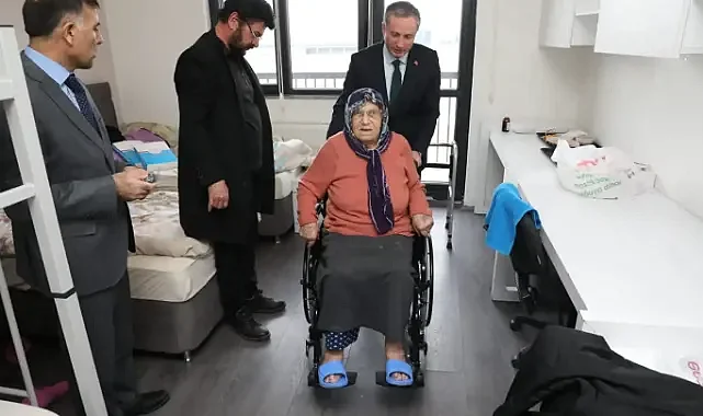 Ağrı’da depremzede yaşlı kadına tekerlekli sandalye verildi