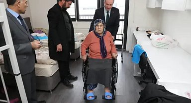 Ağrı’da depremzede yaşlı kadına tekerlekli sandalye verildi 