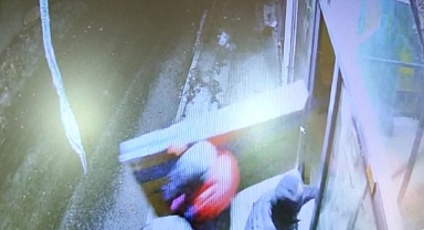 Ağrı'da hırsızların televizyon çaldığı anlar kameraya yakalandı