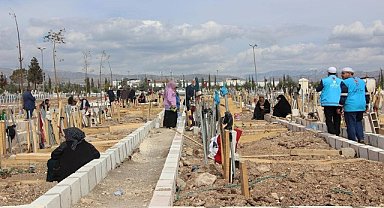 Depremdeki ilgin anları gassallar manzaraları anlattı