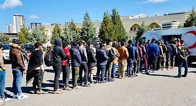 Di heftîyekê de 2 hezar û 227 koçber hatin girtin