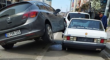 Direksiyon hâkimiyetini kaybeden otomobil park halindeki aracın üzerine çıktı