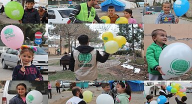 Gülen depremzede çocuklar