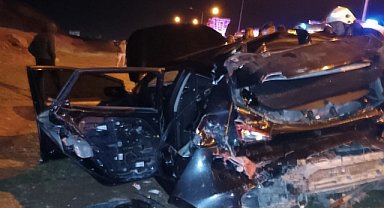 İki araç çarpıştı: 4 yaralı