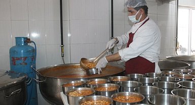 Kızılay Ağrı’da depremzede ve ihtiyaç sahibi ailelere gülük 4 bin kişilik sıcak yemek dağıtıyor