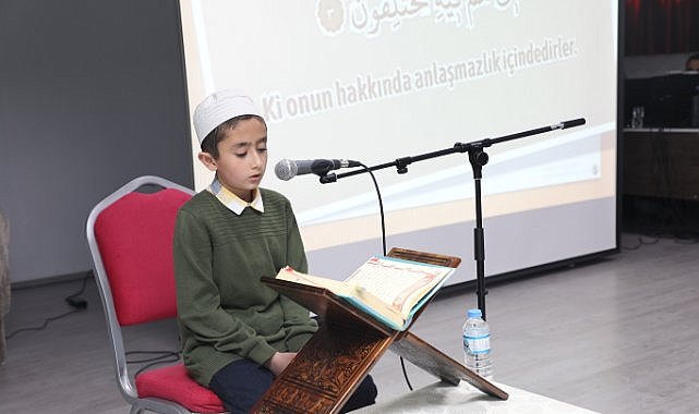 Kur'an-ı Kerim'i en güzel okumak için gençler yarıştı