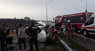 Malatya'da otomobil bariyerlere çarptı: 3 yaralı 