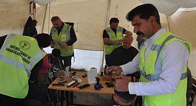 Malatya'daki depremzedeleri ücretsiz tıraş ediyor