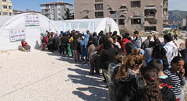 Umut Kervanı Hataylı depremzedelerin yaralarını sarmaya devam ediyor