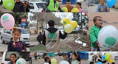 Zarok erdhejzede yên ku bi balonekê kêfxweş dibin