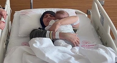 Enkazdan 128 saat sonra kurtarılan bebek annesine kavuştu