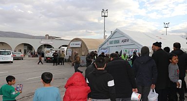 Hayırseverlerin Umut Kervanı aracılığıyla depremzedelere iftar yemeği ikramı sürüyor