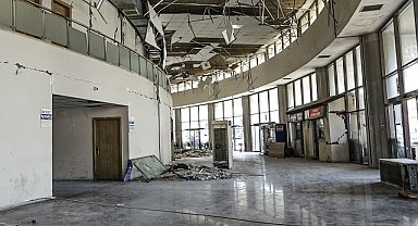 Savaş filmi platosunu andıran terminal binasında hizmet veriyorlar