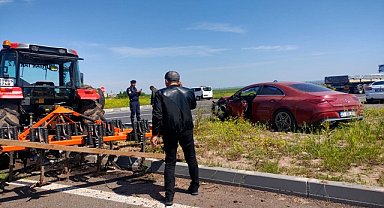 Traktör ile otomobil çarpıştı: bir yaralı