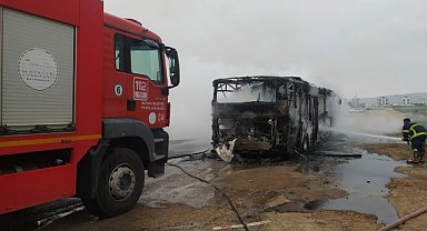 Küle dönen otobüste şoför camı kırarak kurtuldu