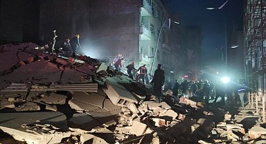 Malatya'da ağır hasarlı bina çöktü