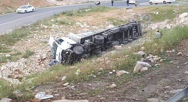 Şanlıurfa'da 3 araç kazaya karıştı: 2 yaralı
