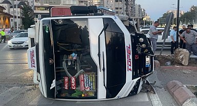 Adana'da minibüsün devrilmesi sonucu 3 kişi yaralandı
