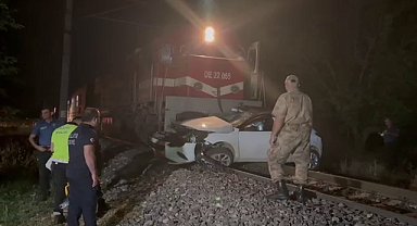 Malatya'da yolcu treni otomobile çarptı: Bir ölü 