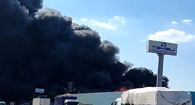 Manisa'da geri dönüşüm tesisinde büyük yangın