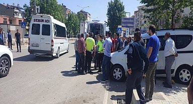Tır ile hafif ticari araç kaza yaptı
