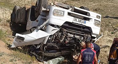 Ağrı'da tır şarampole devrildi; sürücü hayatını kaybetti