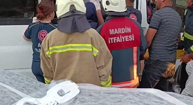 Minibüsün altında kalan 1'i ağır 3 kişi yaralandı