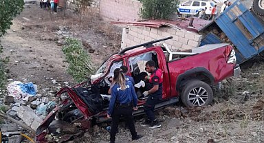 Ağrı'da kamyonet traktöre çarptı 6 kişi yaralandı