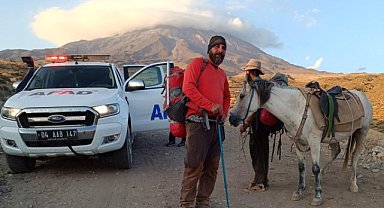 Tırmanış sırasında rahatsızlanan dağcı Ağrı Dağı'nda tedavi edildi