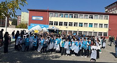 Ağrılı minik öğrenciler çöp ve izmarit topladı, büyükleri uyardı