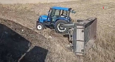 Arazide sürdüğü traktörü devrilen sürücü yaralandı