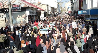 Yüzlerce insan lanet getirerek yürüyüş yaptı