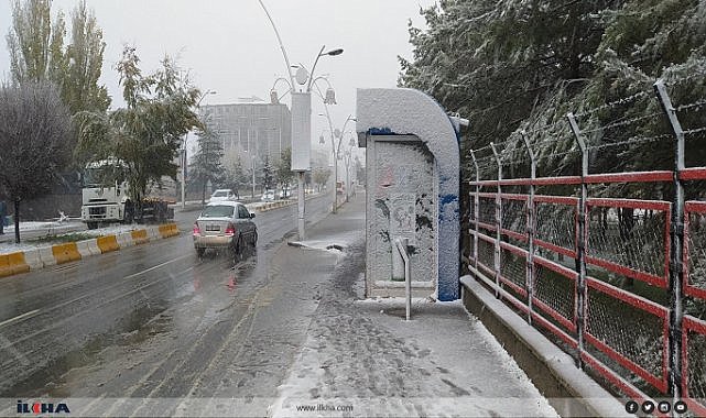 Ağrı'da yağmurdan sonra kar yağışı etkili oldı