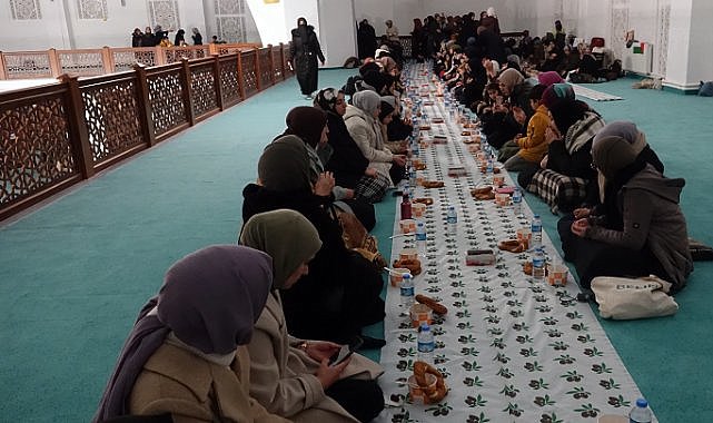 Gazze'de aç kalan insanları duyurmak için camide bir araya geldiler